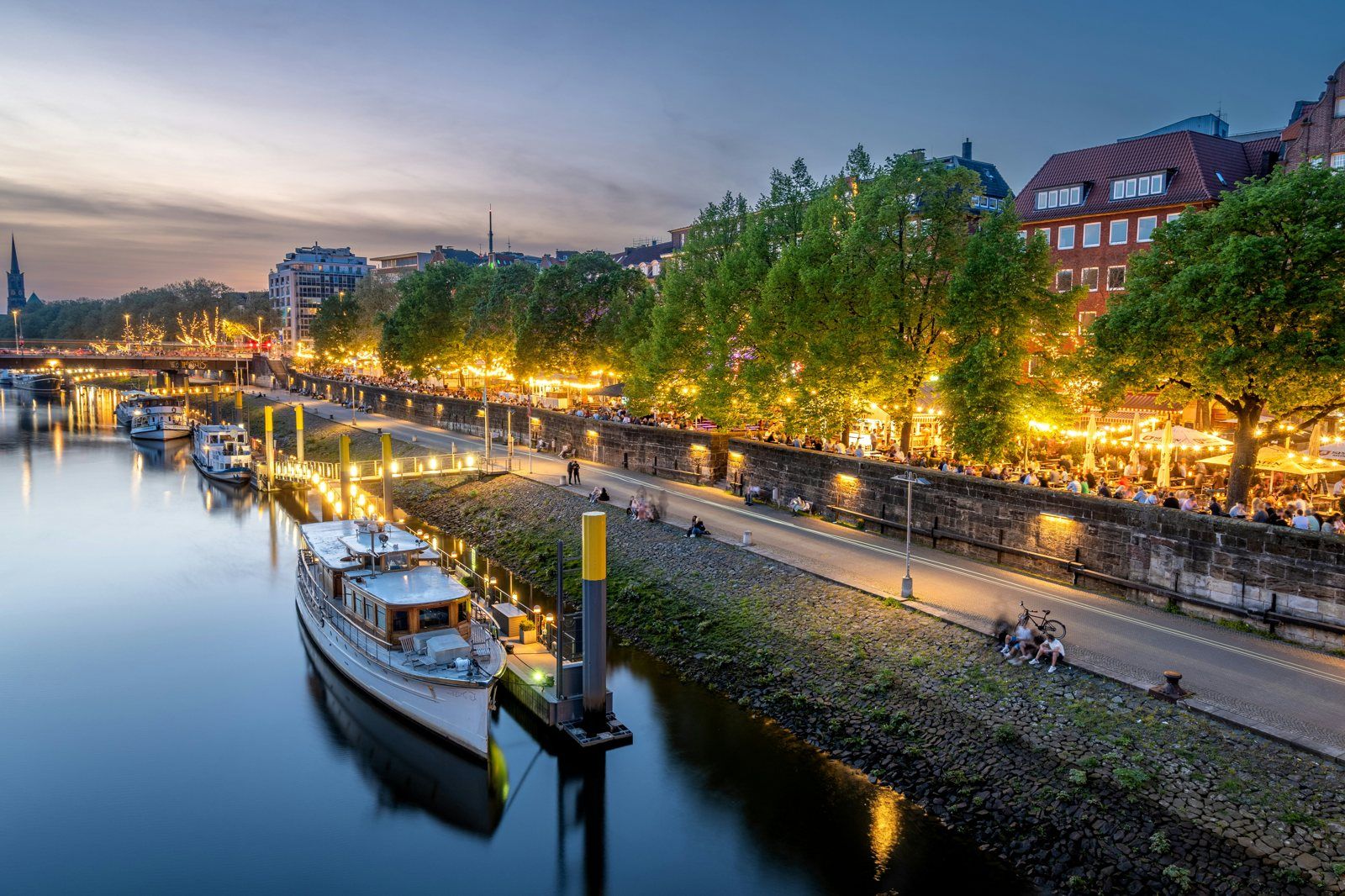 Weserpromenade an der Schlachte in Bremen am Abend