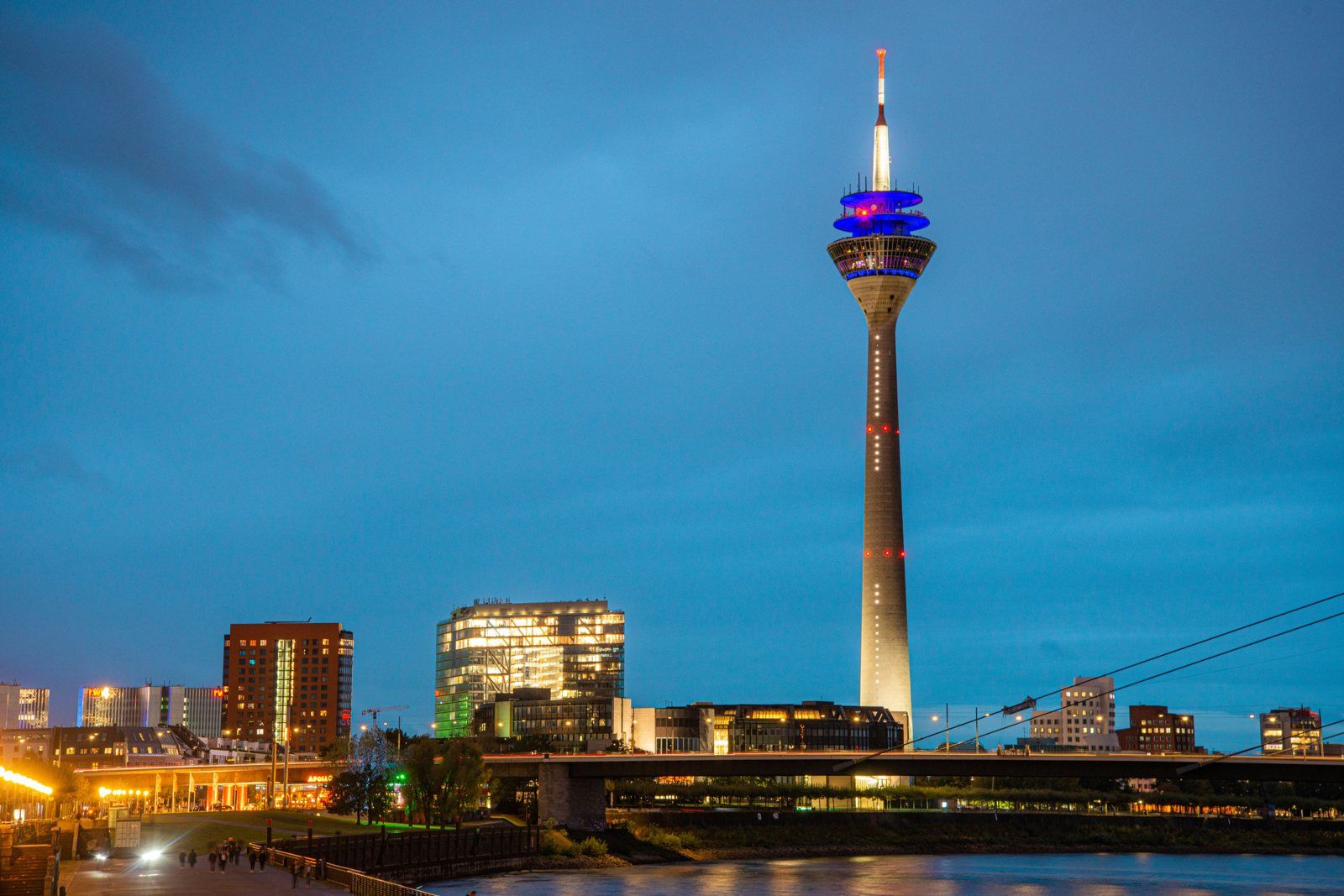 Rheinturm und Medienhafen in Düsseldorf am Abend