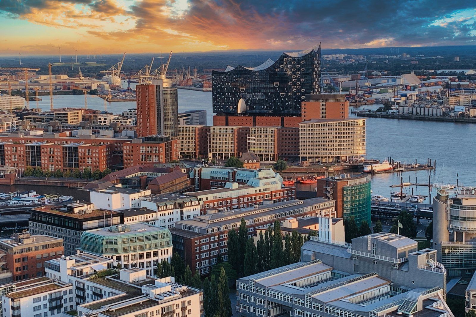Elbphilharmonie und HafenCity in Hamburg bei Sonnenuntergang