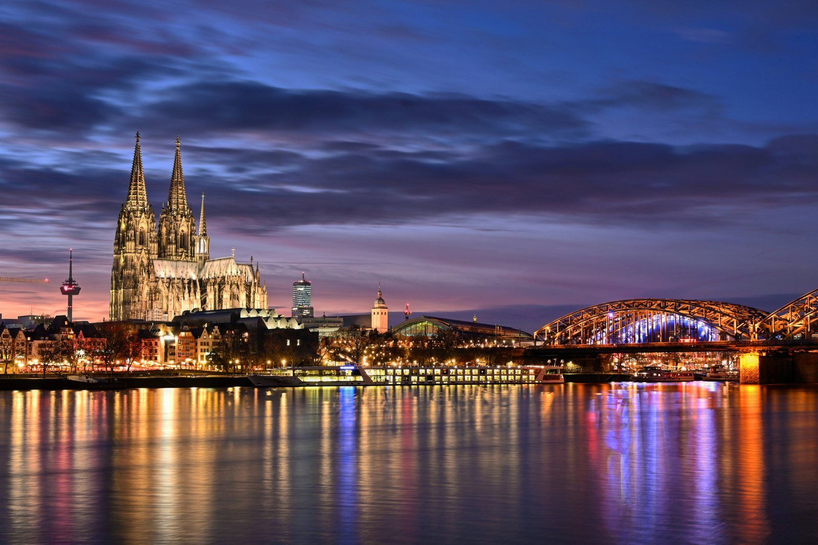 Kölner Dom und Hohenzollernbrücke am Rhein bei Nacht