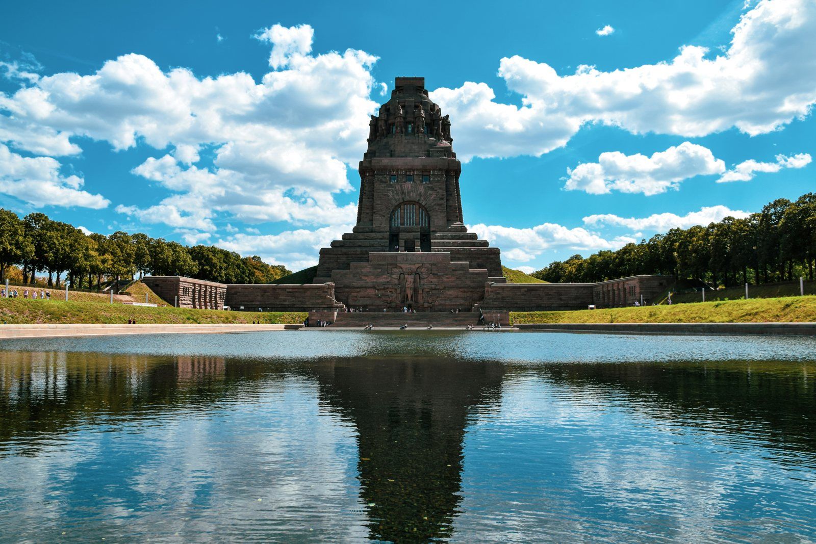 Völkerschlachtdenkmal in Leipzig mit Wasserbecken
