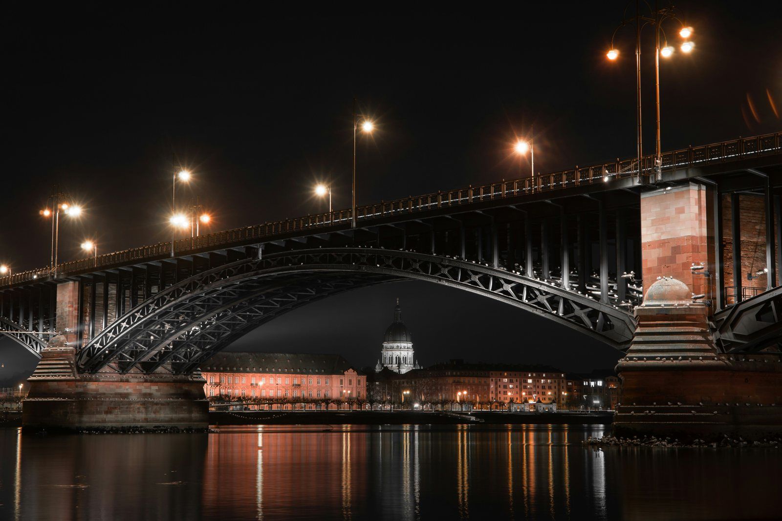Theodor-Heuss-Brücke über den Rhein bei Mainz am Abend