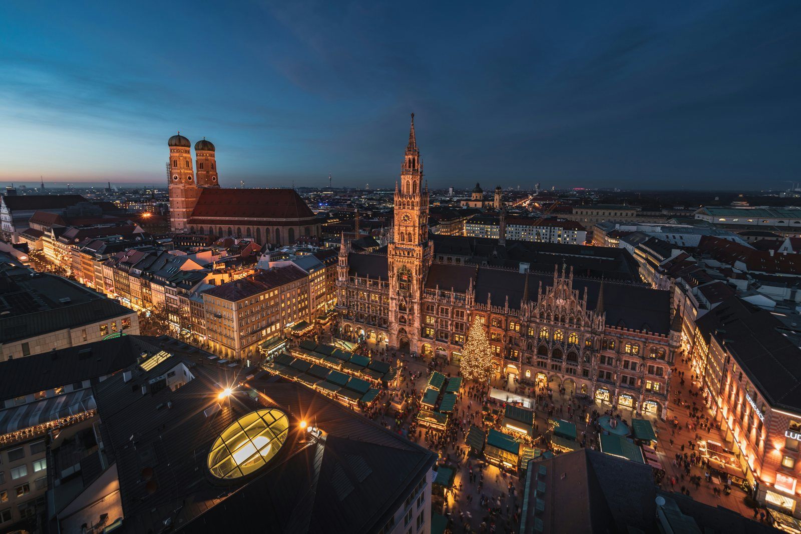 Marienplatz mit Neuem Rathaus und Frauenkirche in München am Abend