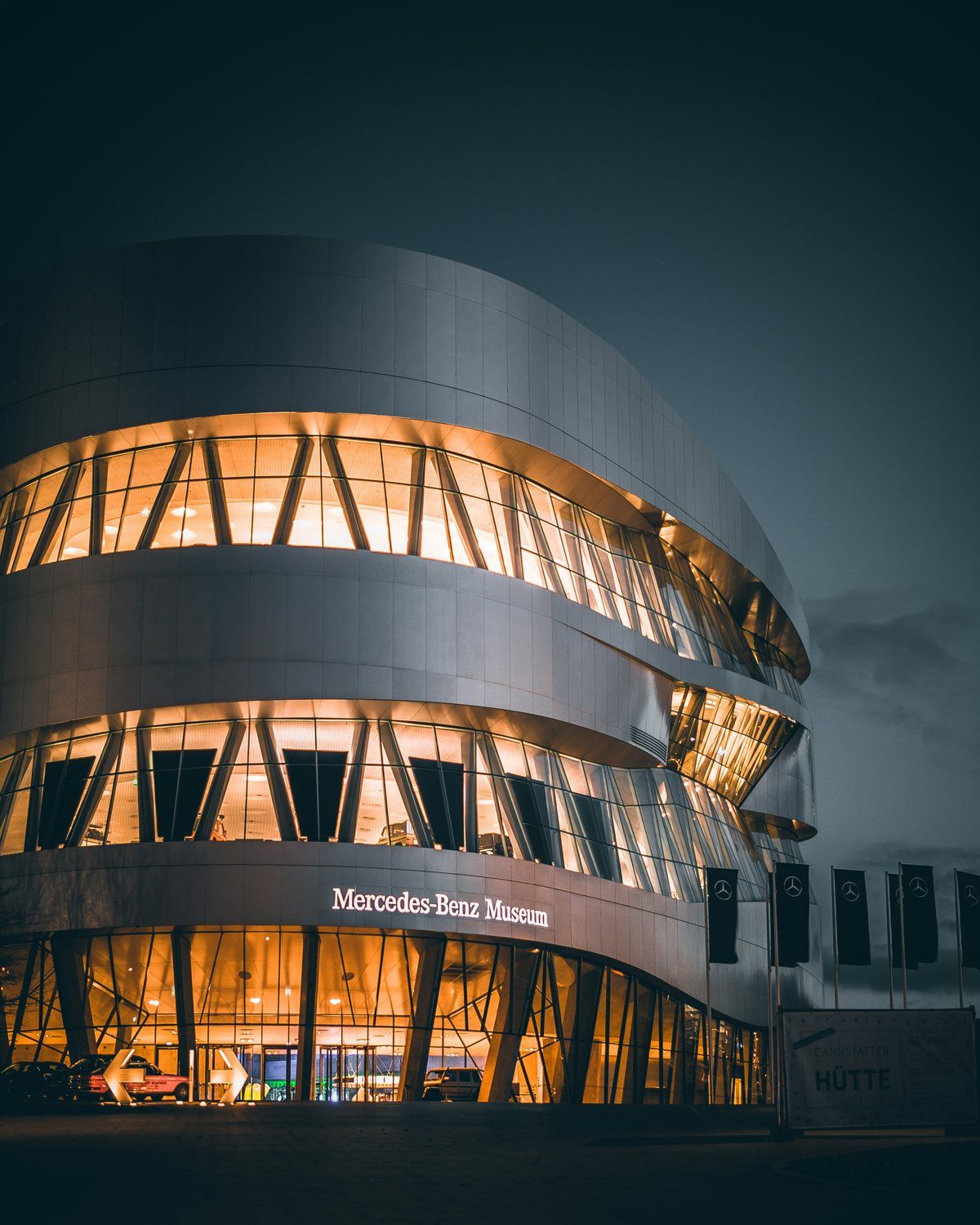 Mercedes-Benz Museum in Stuttgart am Abend